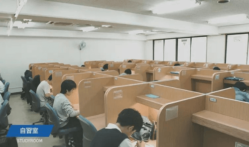 駿台大阪校の自習室